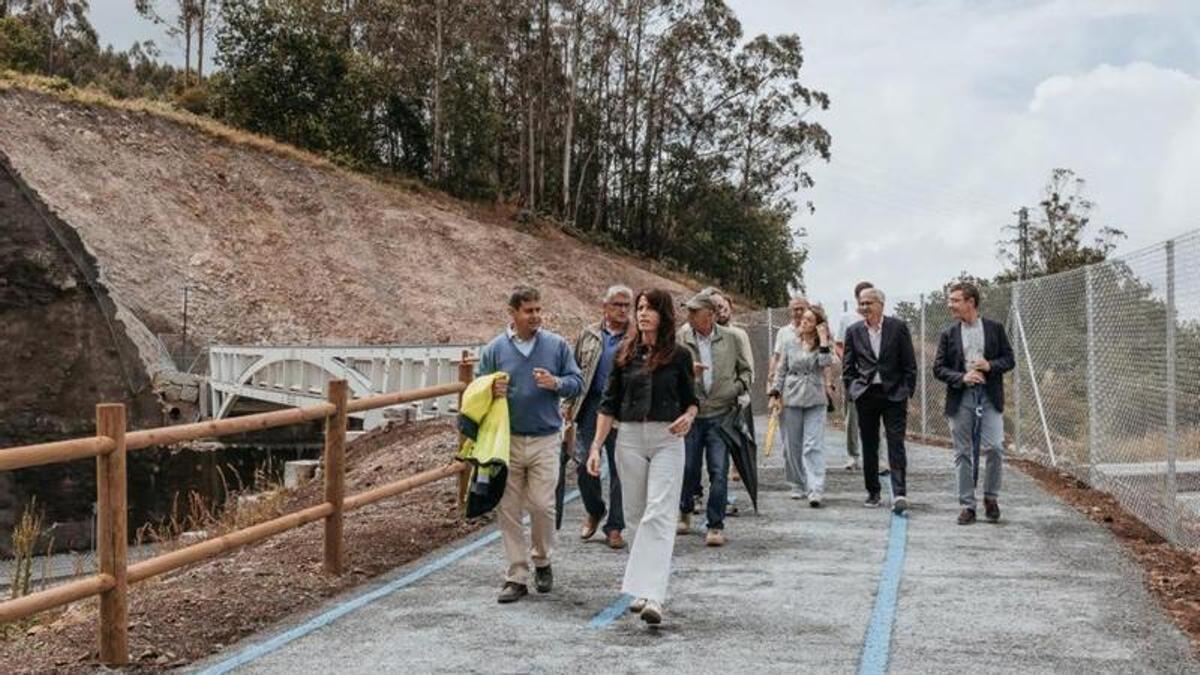 Visita de la conselleira de Infarestruturas, María Martínez Allegue, a las pasarelas de la senda Milladoiro-Intermodal