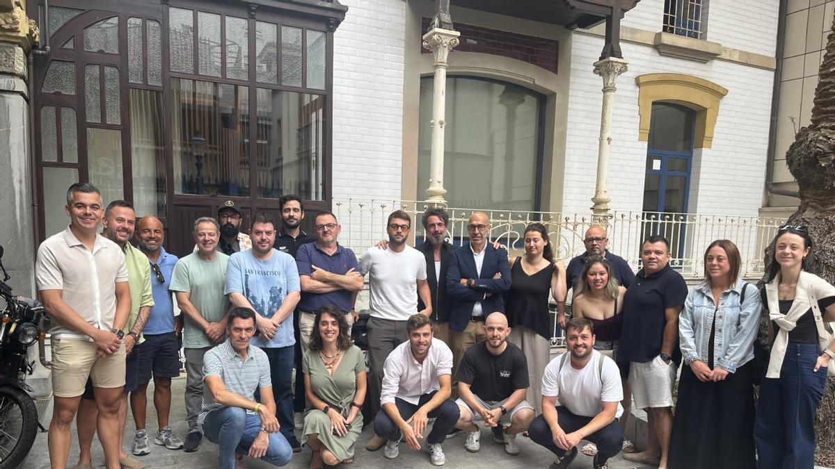 Hosteleros participantes en el Paseo Gastro con el Presidente de Divertia, Óliver Suárez, tras el sorteo