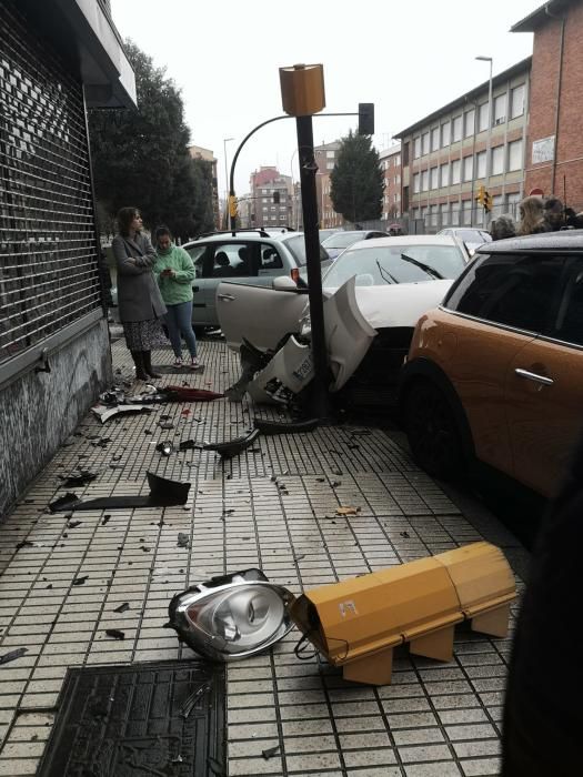 Espectacular accidente de tráfico en Gijón.