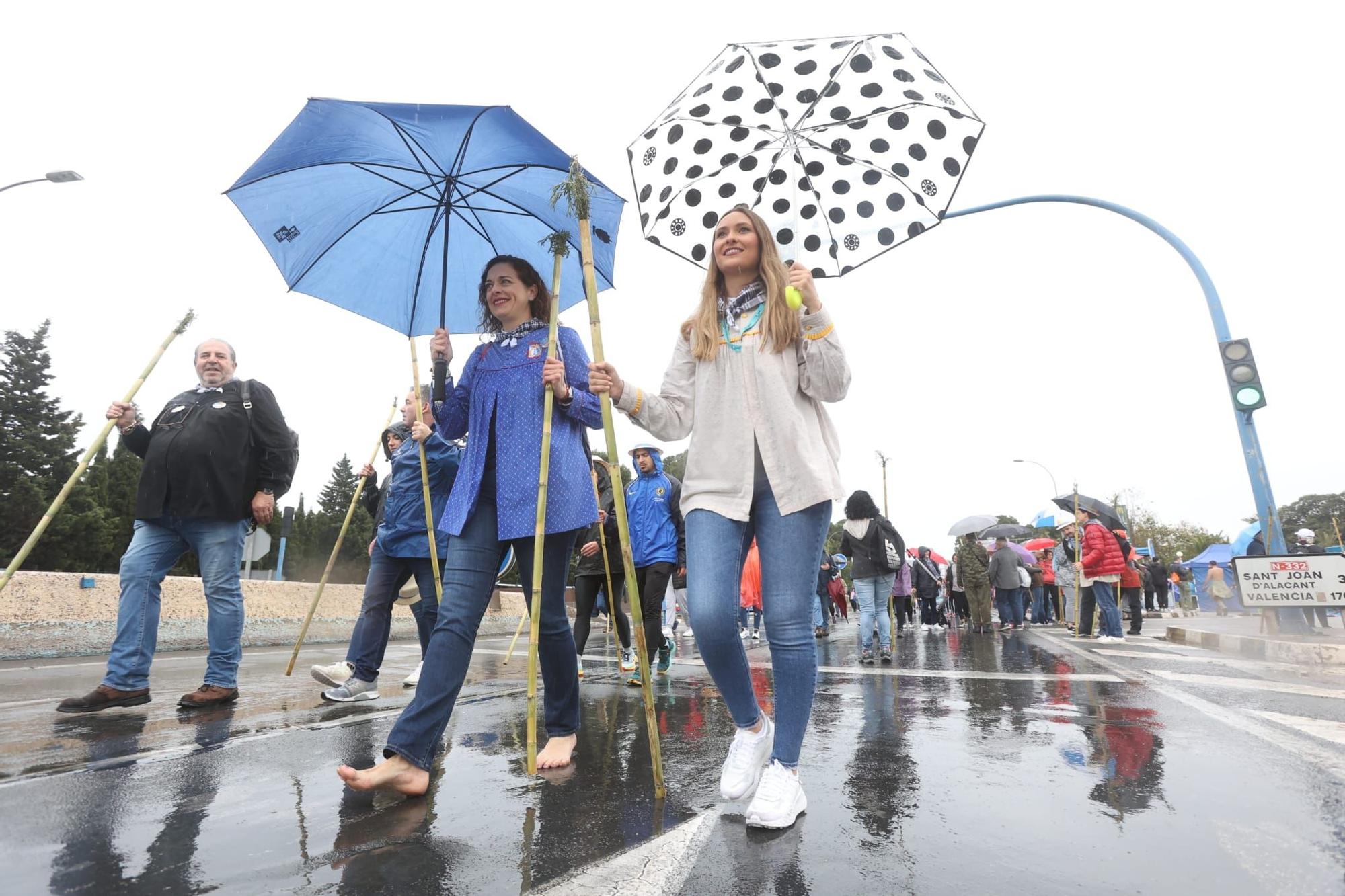 Miles de alicantinos acompañan a la Santa Faz en su peregrinación pese a la lluvia