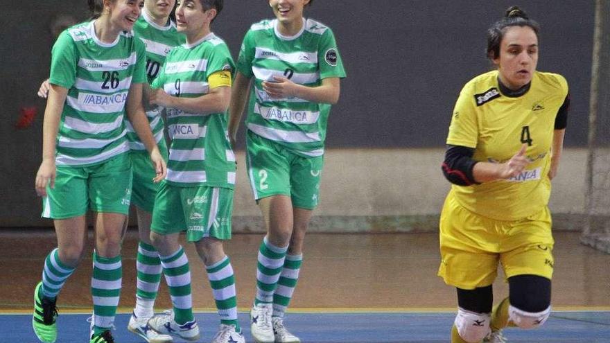 Las jugadoras del Cidade das Burgas celebran el primer gol de la tarde. // Iñaki Osorio