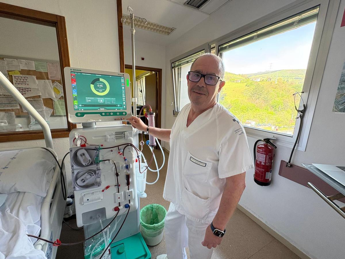 El doctor Pedro Escalada en la sala de hemodiálisis.