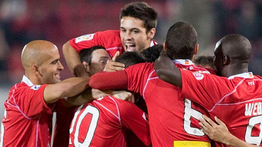 Los jugadores del RCD Mallorca celebran el gol marcado ante el Almería durante el partido correspondiente a la undécima jornada de Liga que ambos equipos disputan en el estadio Ono de la capital balear. El Mallorca ha vencido por 3-1.