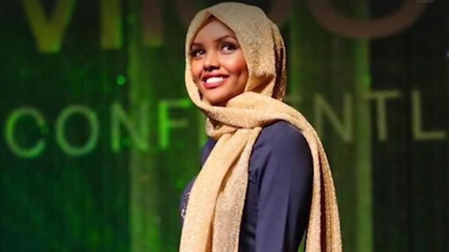 Halima Aden, la modelo que nació en un campo de refugiados, desfila en Nueva York con yihab