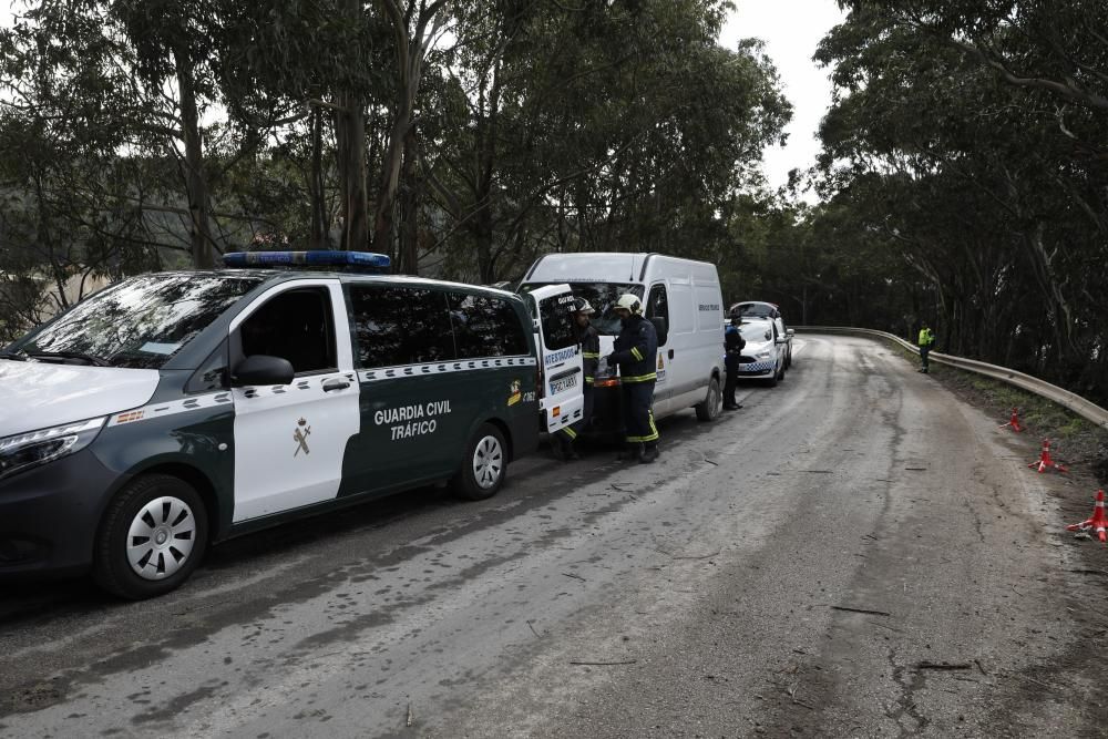 Un camión cae por una ladera de la ría de Avilés