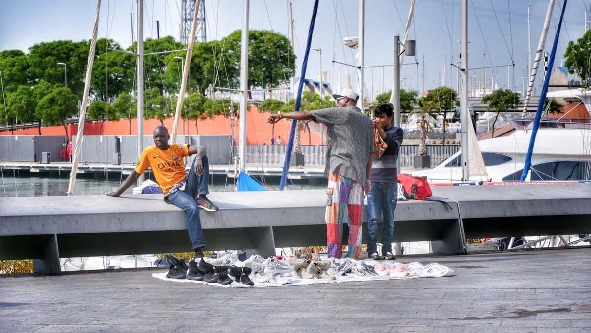 Manteros en el paseo de Joan de Borbó en Barcelona.