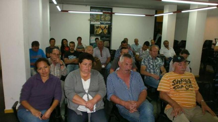 Algunos de los asistentes a la reunión sobre el lobo celebrada ayer en el Ateneo de Arenas de Cabrales.