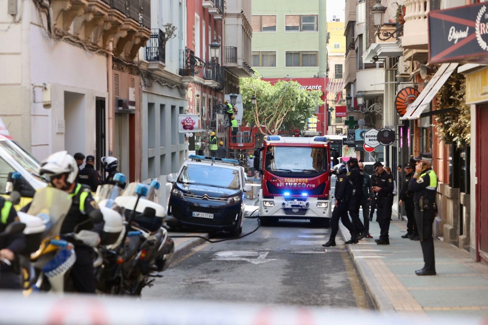 Cordón policial en Alicante debido a una mujer que se ha echado gasolina y ha intentado quemarse a lo bonzo