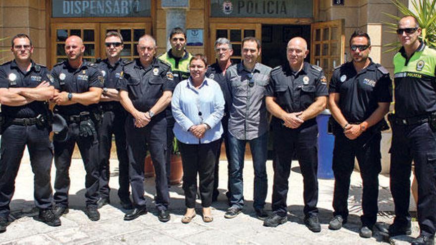 La alcaldesa Terrasa y los agentes policiales de diversos municipios, ayer en Alcúdia.