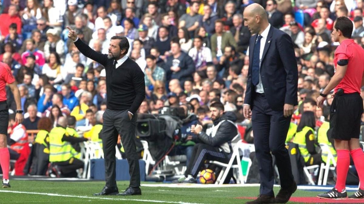 Quique Sánchez Flores da instrucciones a sus jugadores en el Bernabéu ante Zinedine Zidane.