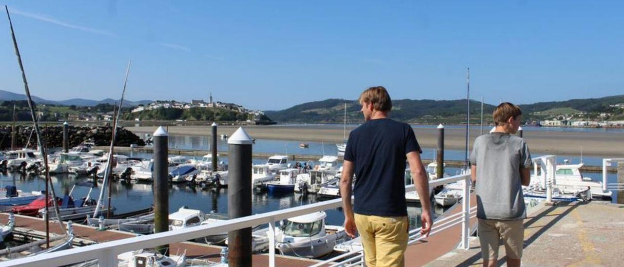 Dos personas, caminando por el muelle central, que será derribado para unificar las dos dársenas. | T. Cascudo