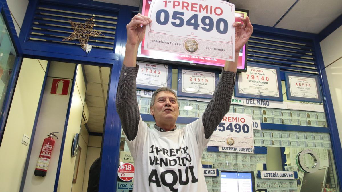 Celebración del Gordo en una administración de Roquetas.