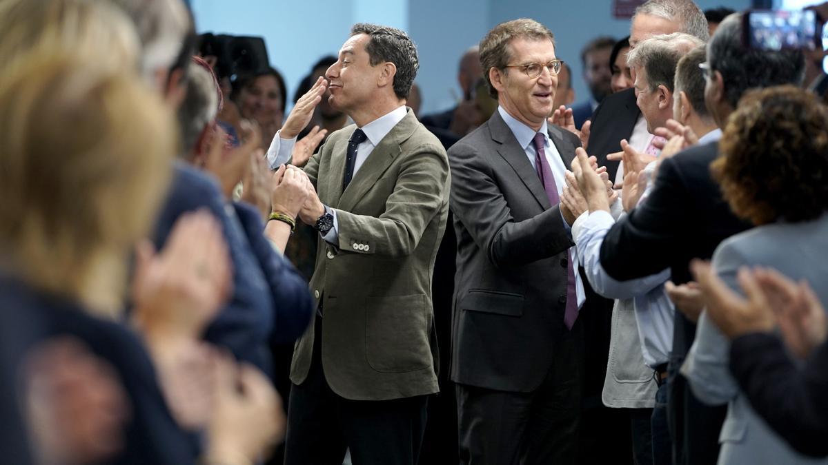 Juanma Moreno y el presidente del Partido Popular, Alberto Núñez Feijóo.