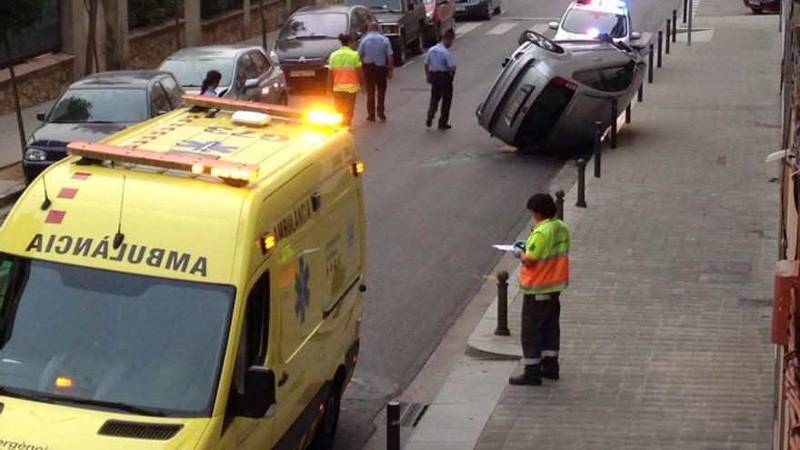 El vehicle bolcat al mig del carrer.