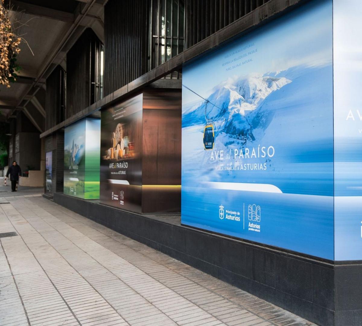 Carteles promocionales de Asturias en el exterior de las instalaciones de la futura oficina del Principado en Madrid.