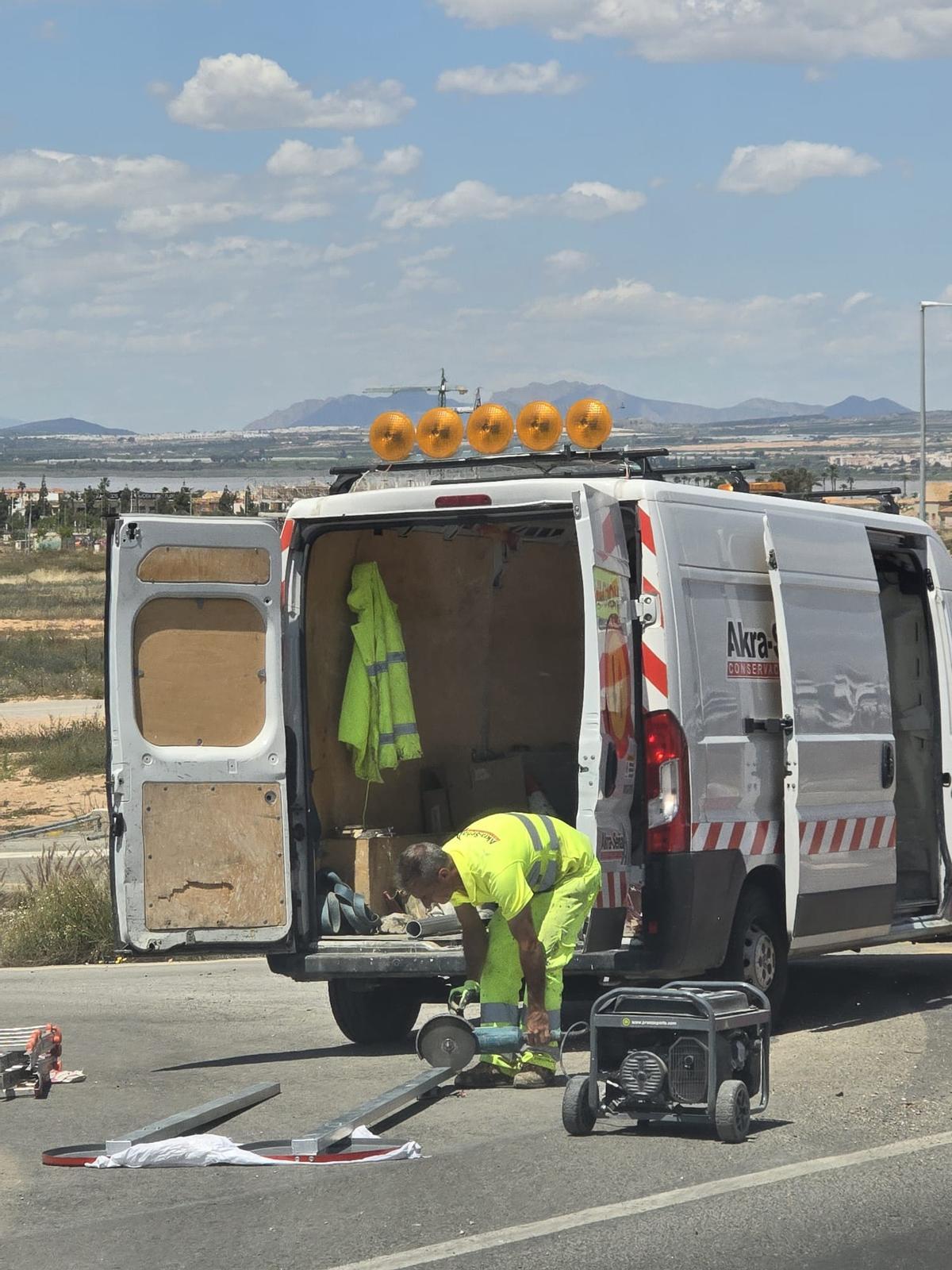 Instalación de las señales de tráfico en el puente de La Hoya