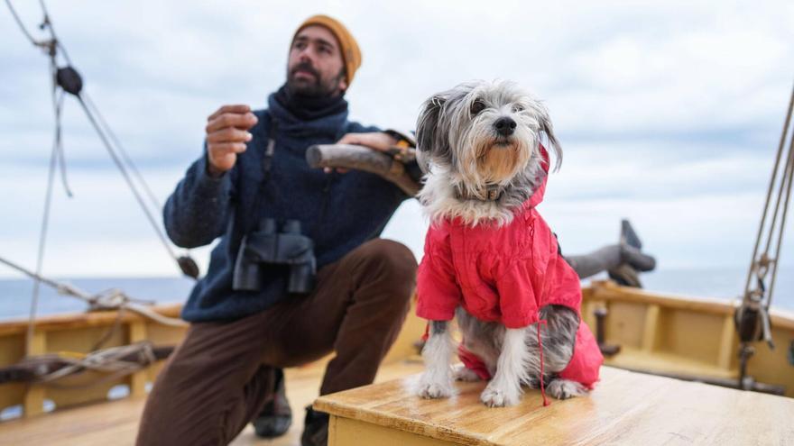 Nirvana y Sergi Rodríguez, al timón del 'Ría de Ferrol', el primer barco tradicional que embarca a turistas para avistar ballenas en Barcelona.