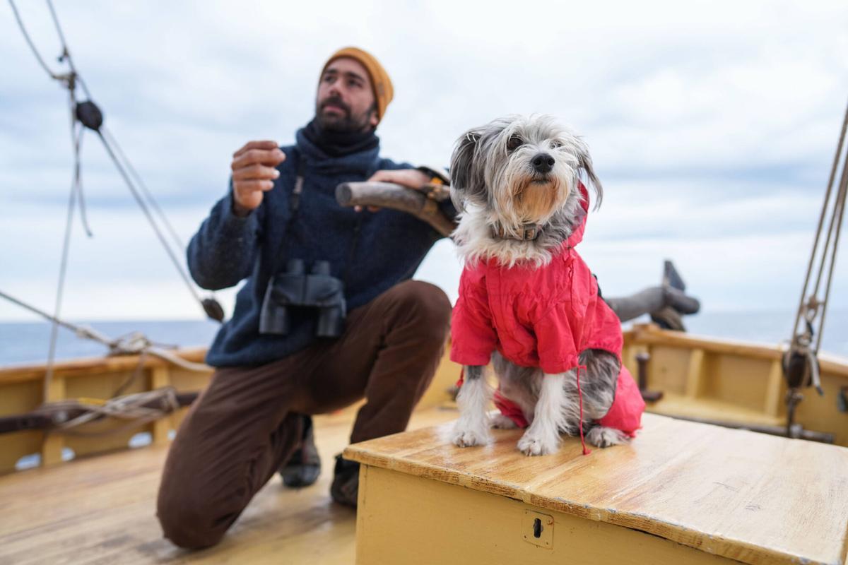 Nirvana y su dueño, Sergi Rodríguez, al timón del 'Ría de Ferrol', el primer barco tradicional que embarca a turistas para avistar ballenas en Barcelona.
