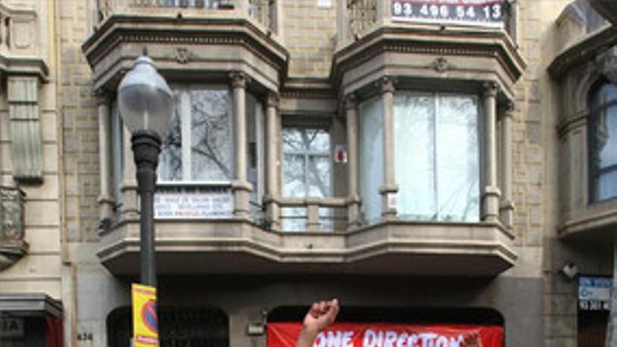 Un grupo de fans de  la banda One Direction, a las puertas de la tienda barcelonesa, situada en el 434 de la avenida Diagonal