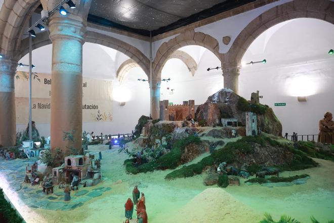 Fotogalería | Nacimiento de luz y arte: Los detalles de la espectacular inauguración del Belén de la Diputación de Cáceres
