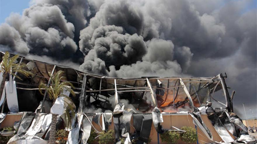 La nave de la empresa frutera Fontestad, en pleno incendio, el pasado 17 de mayo.