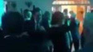 Mariano Rajoy ballant amb la cançó de Raphael ’Mi gran noche’.