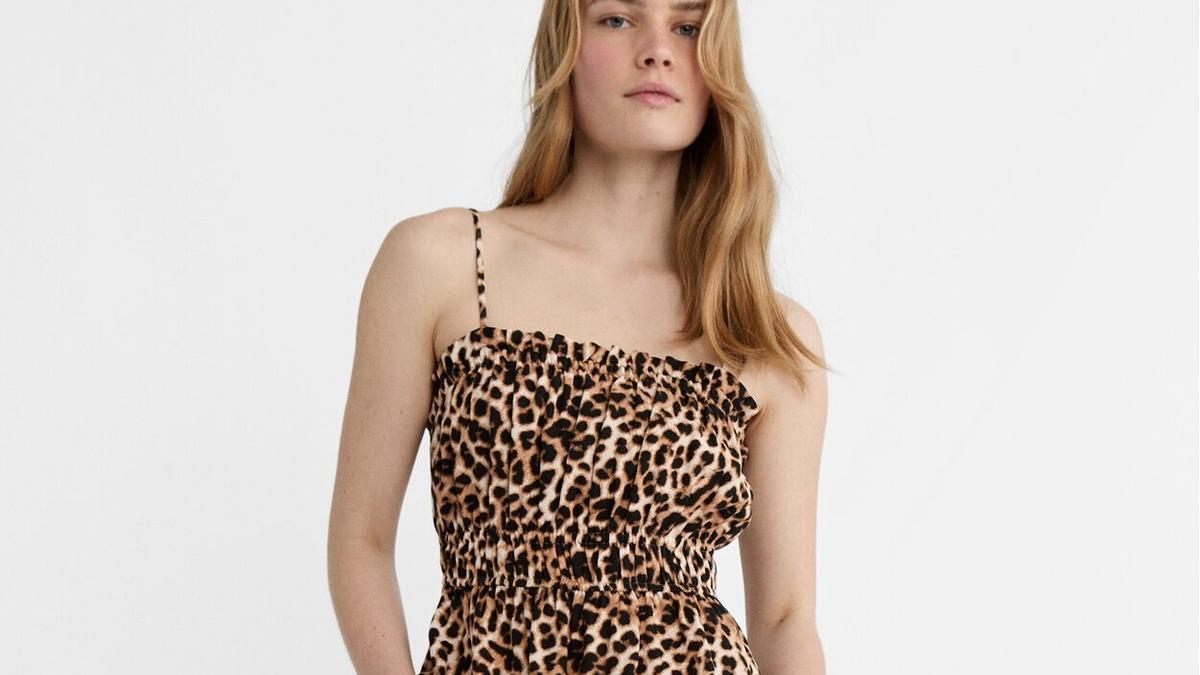 La prenda estrella del verano arrasa en Stradivarius: el vestido midi de 'animal print' que todas llevaremos