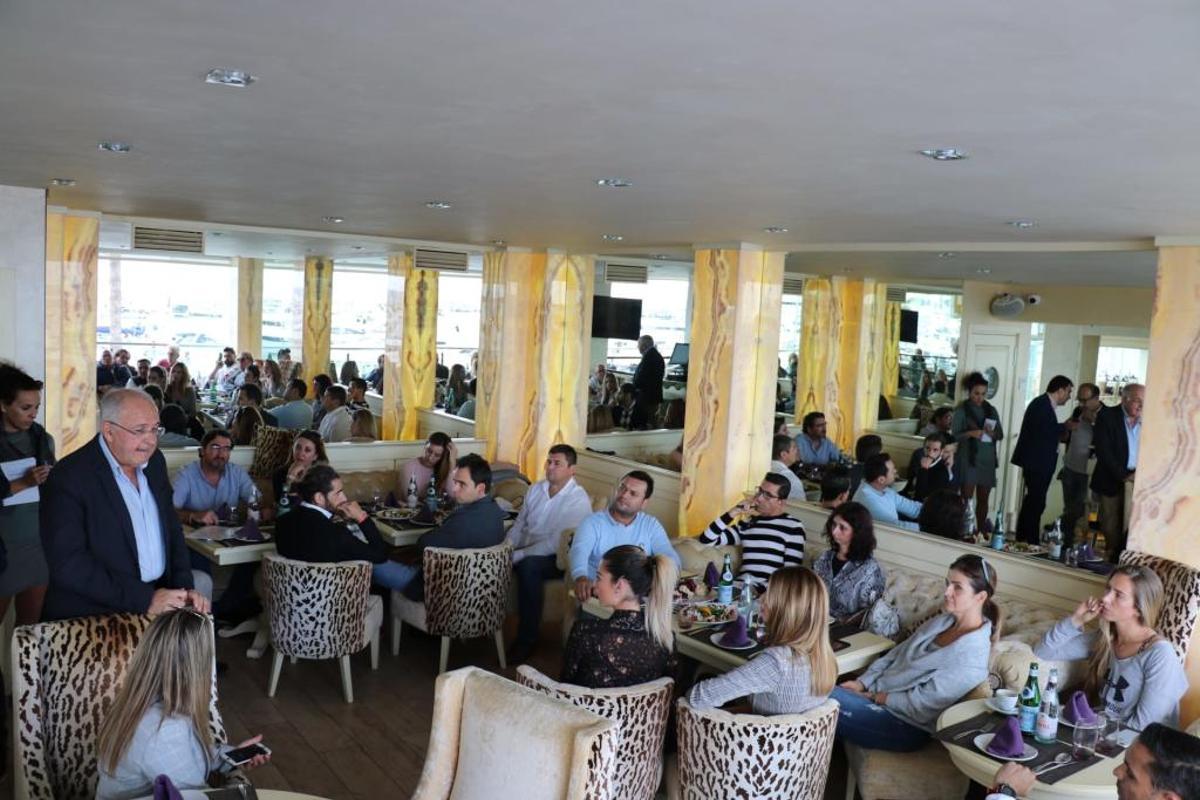 Comerciantes de Puerto Banús, el martes, durante una reunión en el recinto portuario