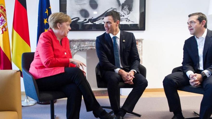 Sánchez, con Merkel y Tsipras.