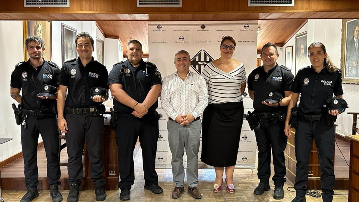 Los cinco agentes junto al alcalde Virgilio Moreno y la regidora Antònia Triguero.