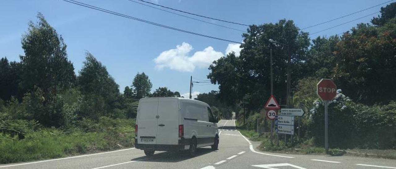 Uno de los cruces del vial entre A Madalena y Herbello.   | // G.N.