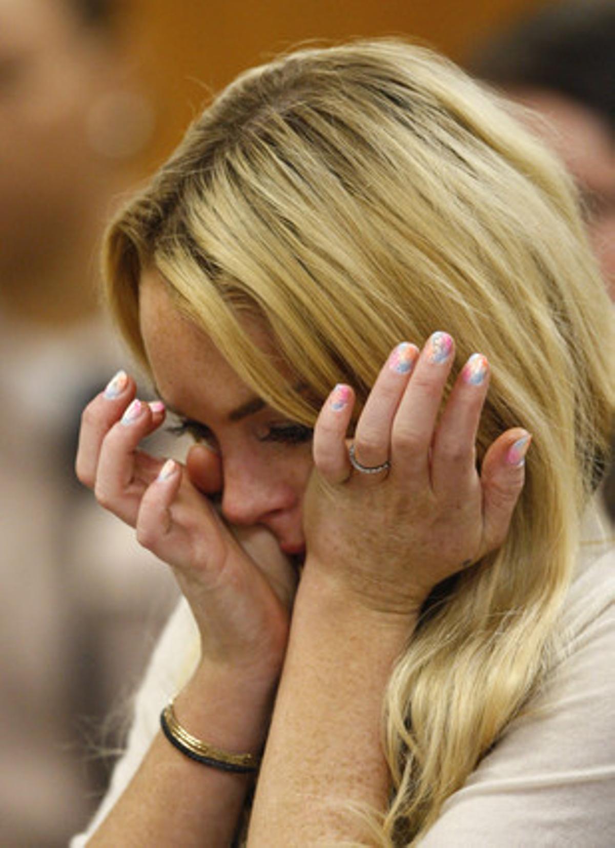 La actriz estadounidense rompe a llorar tras conocer la sentencia que la condena por violar su libertad condicional.