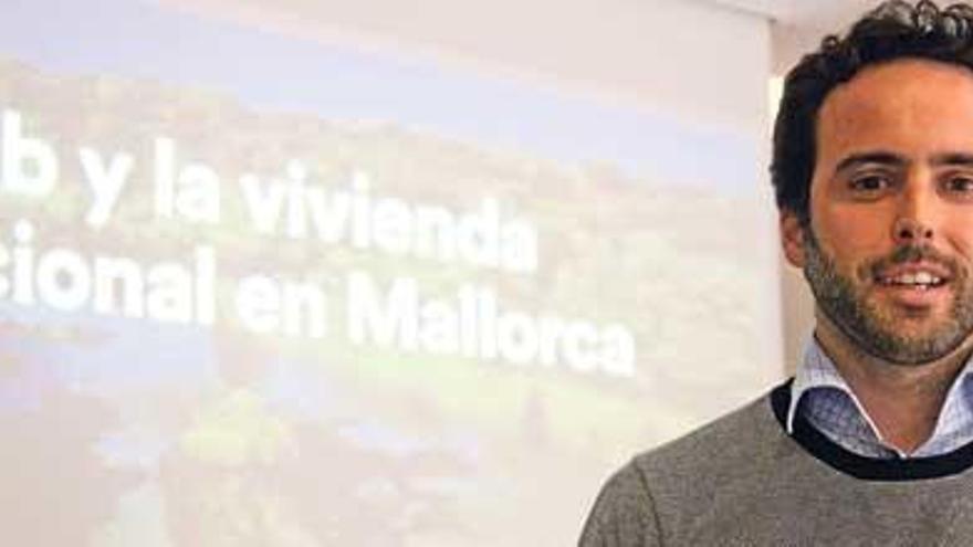 Carlos Larscoz, responsable de Desarrollo de Negocios de Airbnb, momentos antes del inicio de su presentación en Palma.