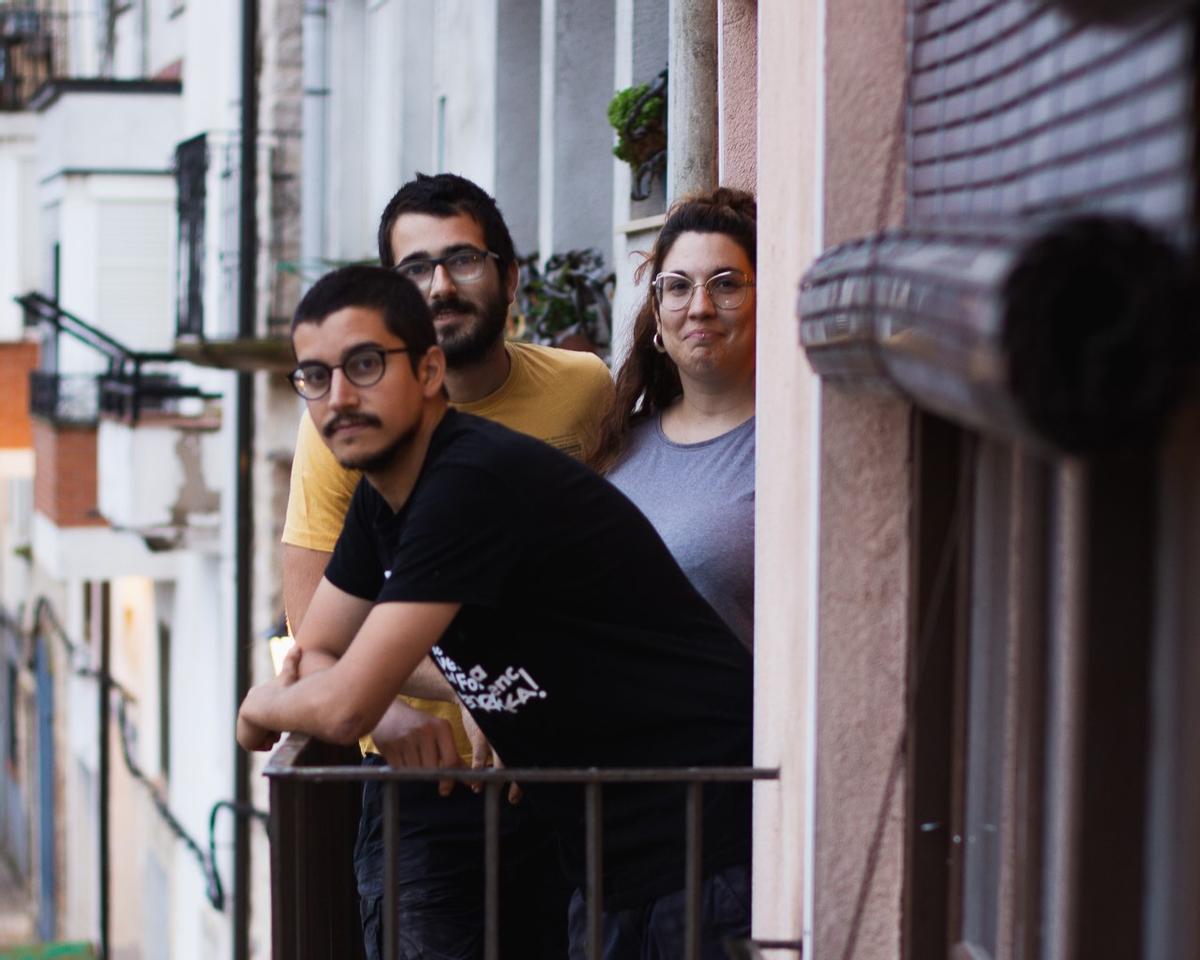Oriol, Borja y Marina, de Vins de Quimera, en Vilalba dels Arcs (Terra Alta), al empezar su proyecto de vino joven, ecológico y sostenible.