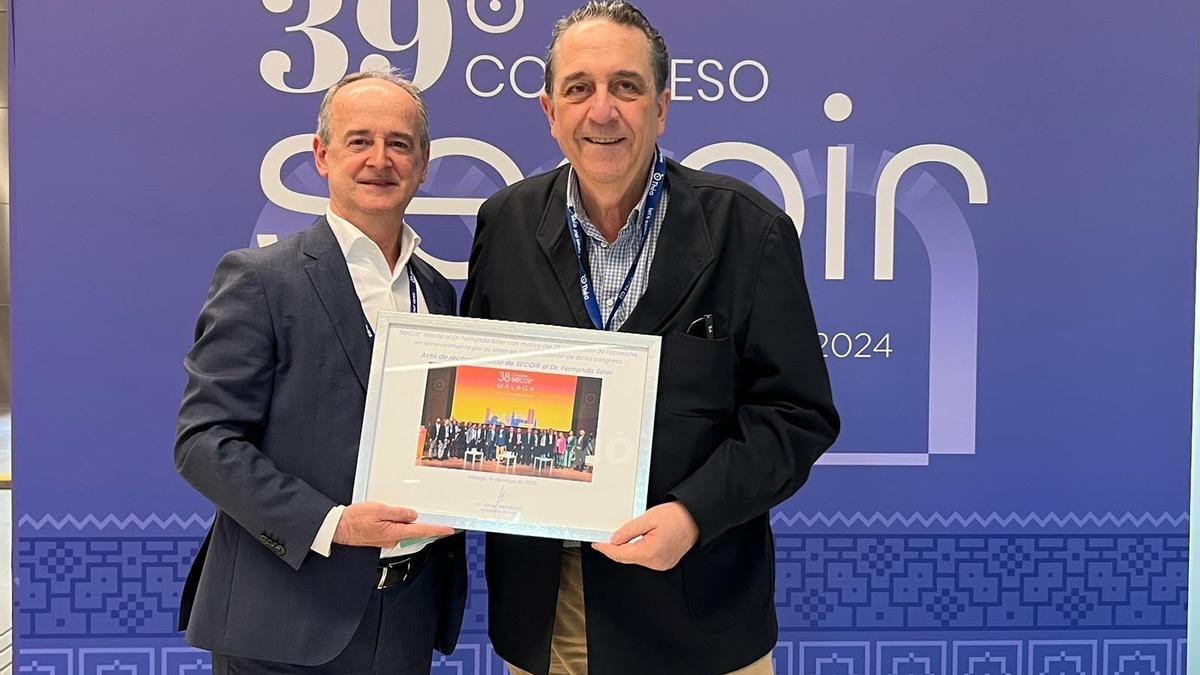 El presidente de SECOIR, Javier Mendicute, le entrega el reconocimiento a Fernando Soler, director de Faco Elche