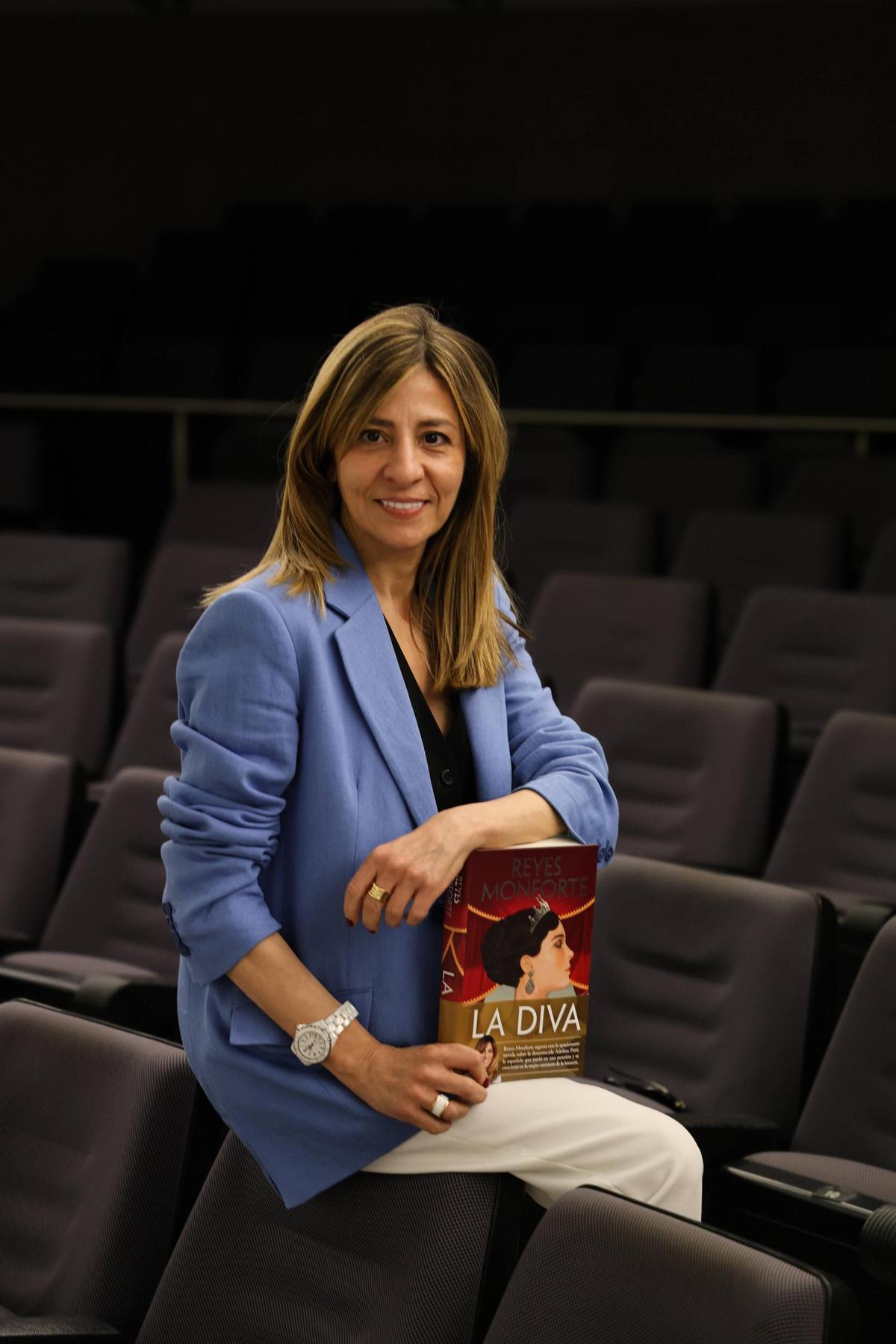 Reyes Monforte presenta su última novela, "La diva"