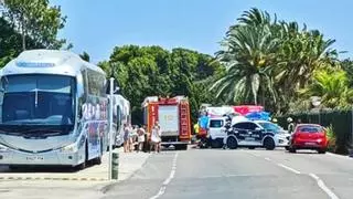 Un motorista sufre un corte en el cuello al estrellarse contra un coche en Dénia