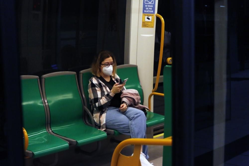 Medidas de seguridad y reparto de mascarillas en el metro de Málaga.