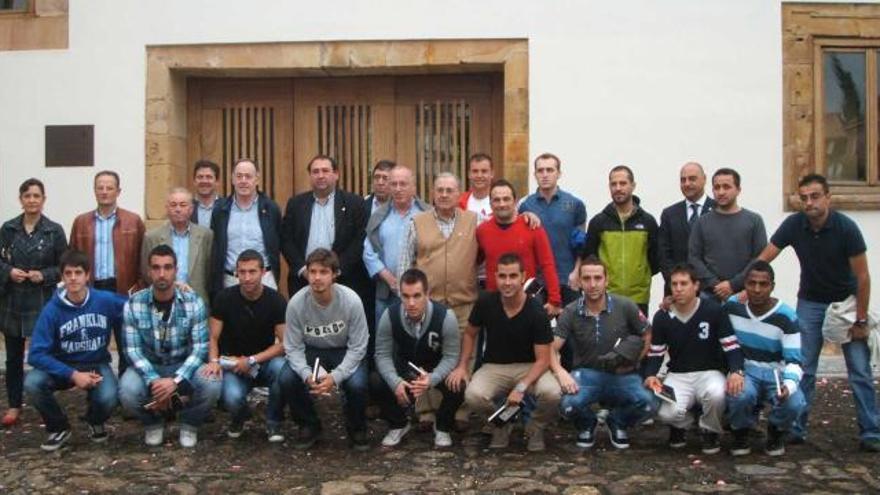 La plantilla del Atlético de Lugones, recibida por el equipo de gobierno, en el Ayuntamiento de Siero.