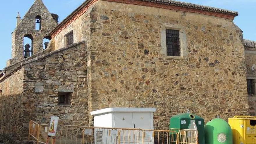 El transformador eléctrico instalado junto a la iglesia de San Pedro.