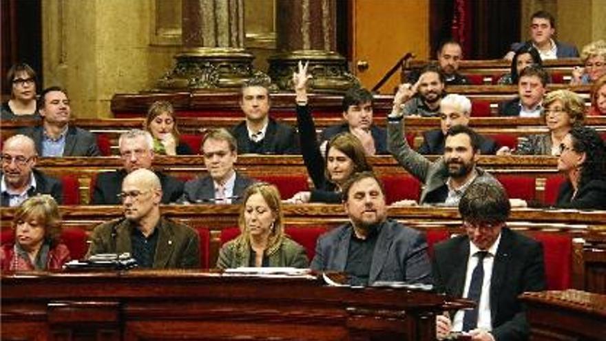 El Parlament aprova el pla de xoc social vinculant-lo als pressupostos i al deute