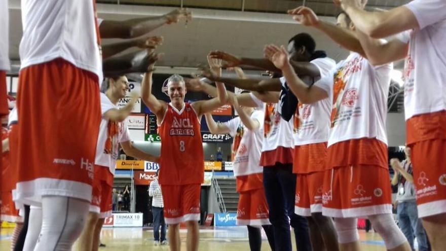 Els jugadors de l&#039;ICL fan el passadís a Román Montañez.