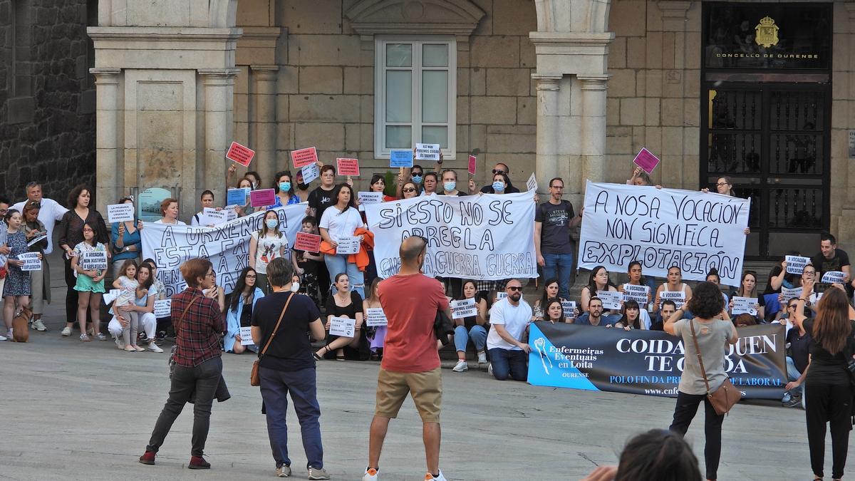 Las Enfermeras Eventuais en Loita, en la Plaza Mayor. // F. CASANOVA