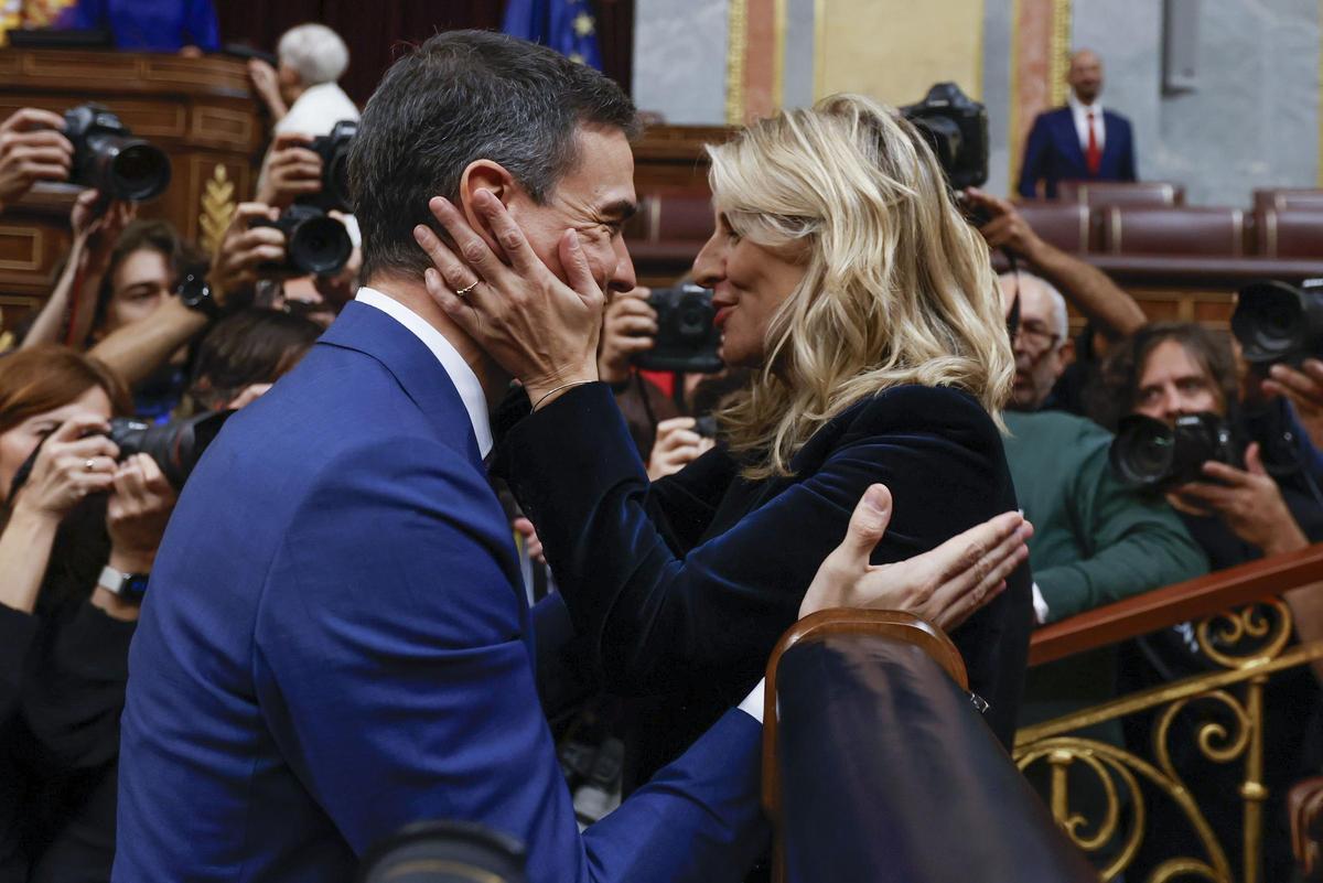 Pedro Sánchez y Yolanda Díaz, tras la investidura del candidato socialista.