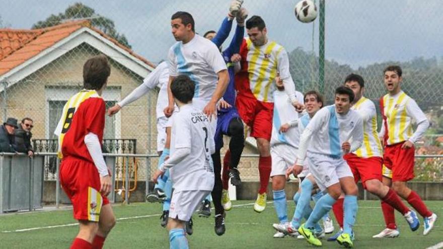 Una jugada a balón parado del partido entre Cruceiro y Alertanavia. // Santos Álvarez