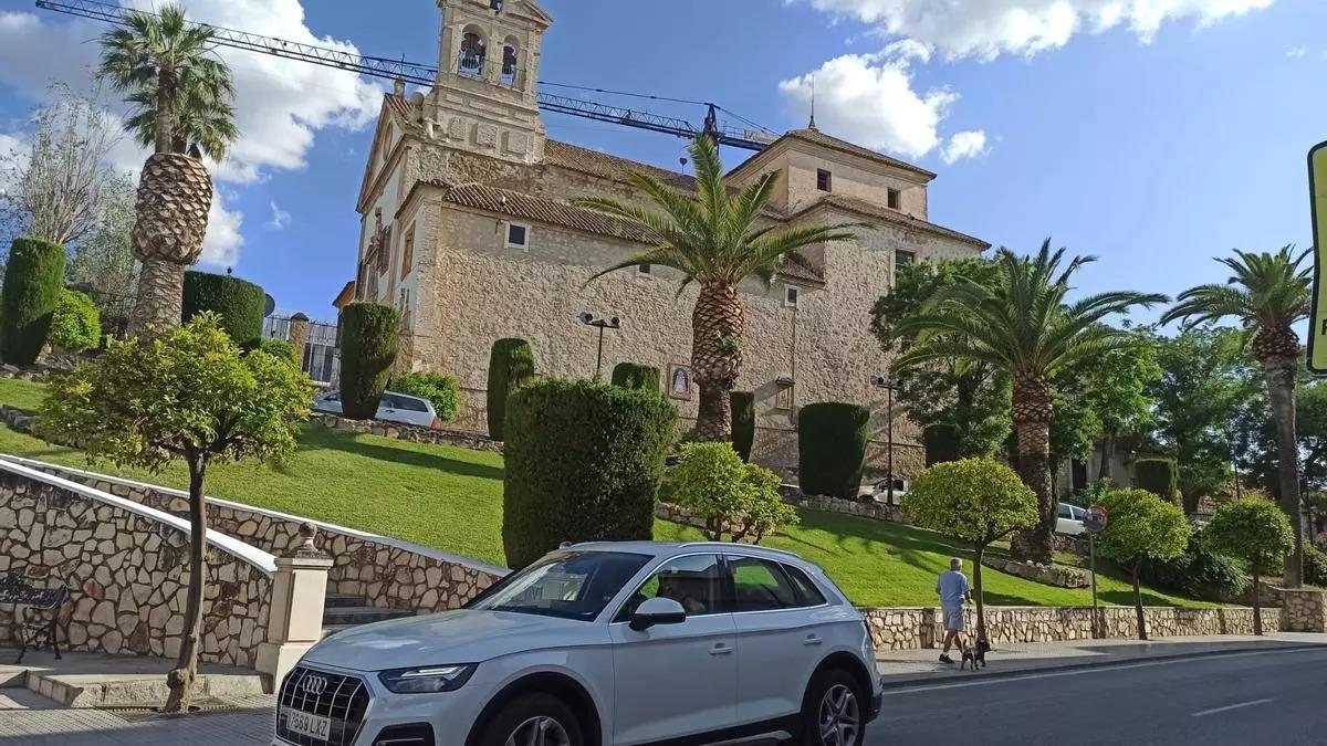 Palmeras en el entorno de la iglesia de El Carmen de Lucena, en una imagen de archivo.