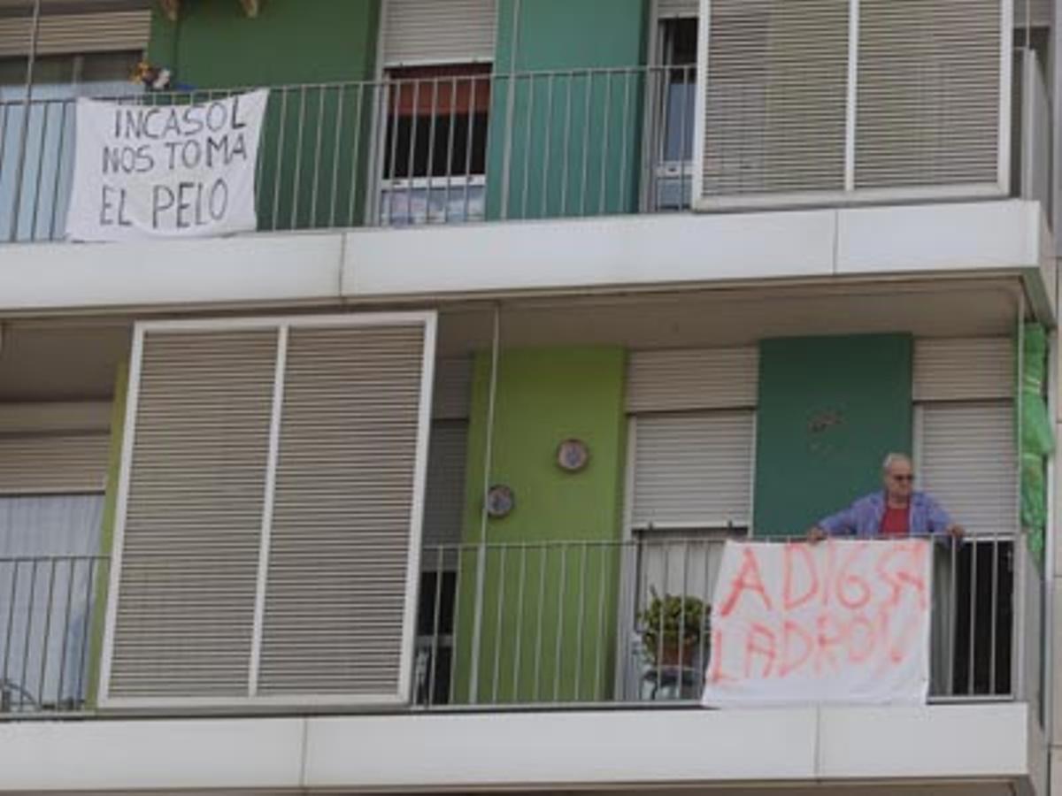 Un miler de veïns denuncien el mal estat dels nous pisos de protecció oficial.