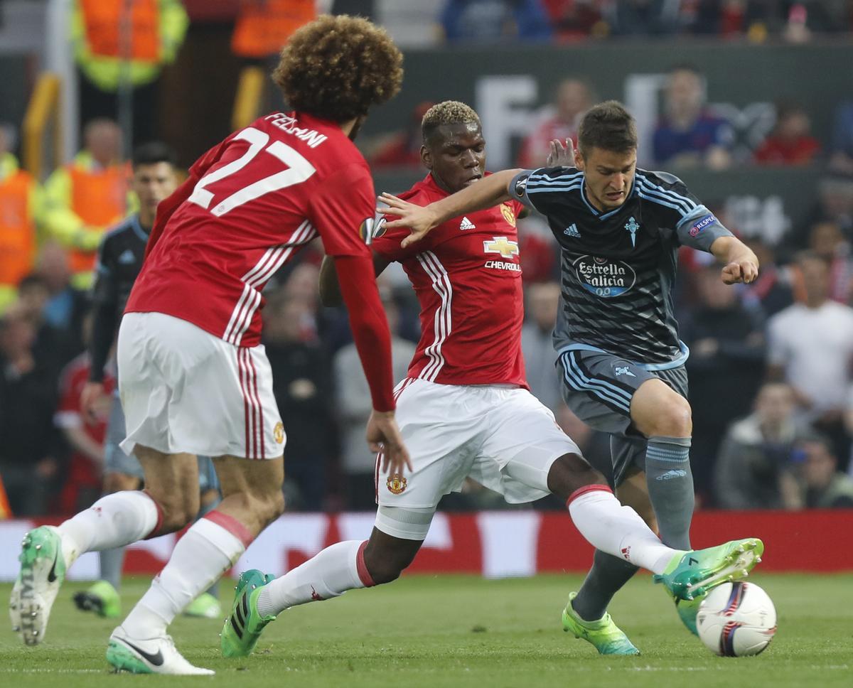 Pogba presiona a Radoja en un duelo de músculo en el mediocentro en Old Trafford