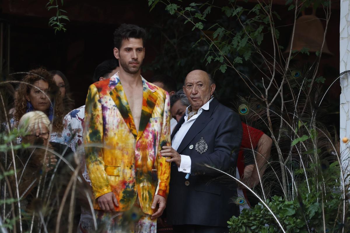 El diseñador, junto a uno de los modelos del desfile que se ha celebrado en su chalet de Llíria