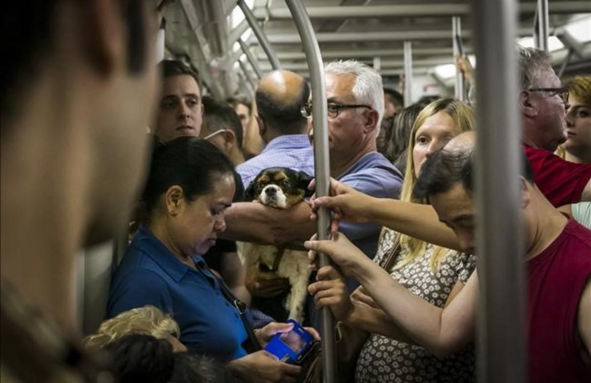 Interior de un tren de la línea 1 de metro, en Barcelona. 